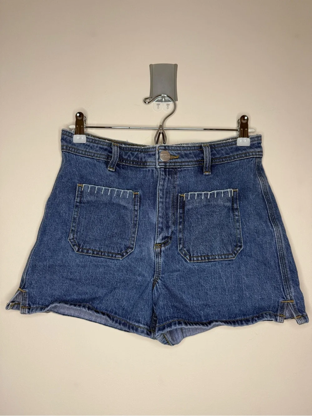 ANTHRO SEVENTY + MOCHI Mabel Retro Embroidered Patch Pocket Summer Denim Shorts - Picture 3 of 9